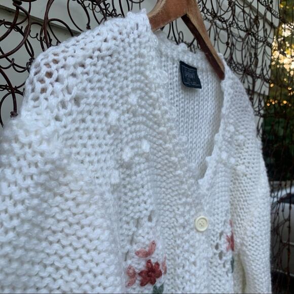 Vintage cream button down cardigan with diamond pattern and embroidered flowers - Picture 8 of 8